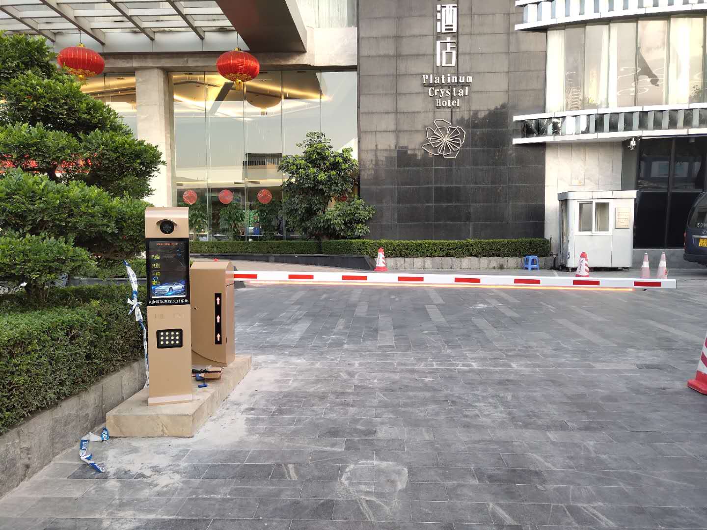 灑店停車場(chǎng)采用LCD大屏車牌識(shí)別項(xiàng)目